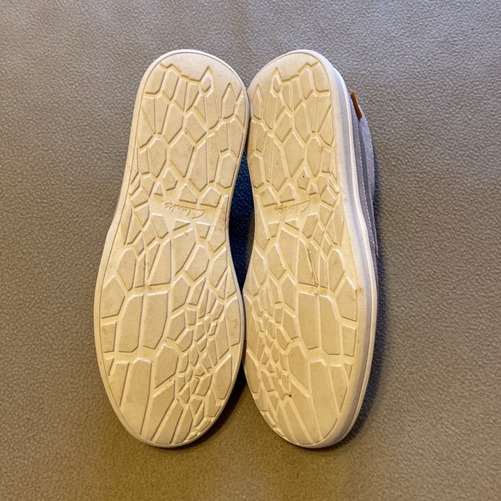 Clarks canvas slip-on shoes. Men's size 9. - Picture 6 of 7